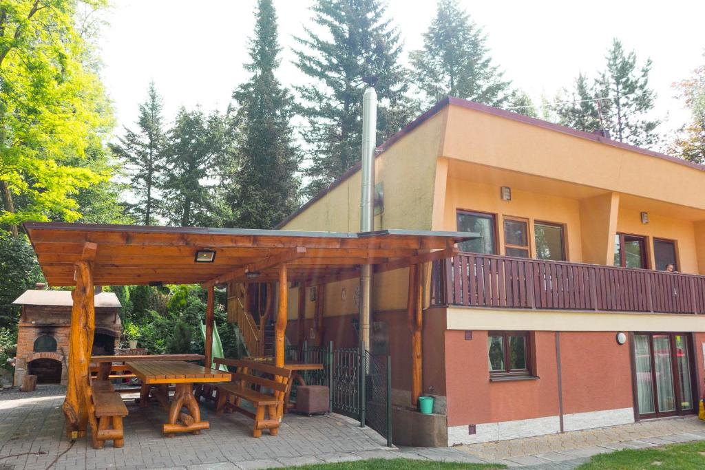 ein Haus mit einer Terrasse und einem Picknicktisch in der Unterkunft family cottage in Senica