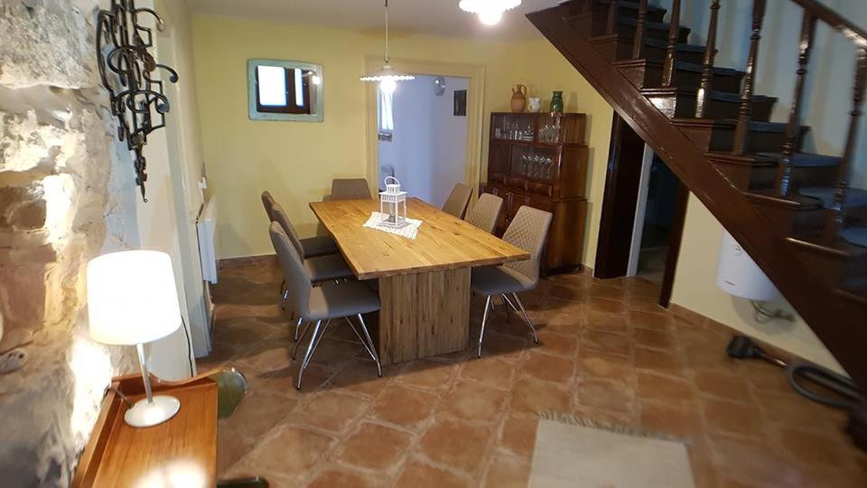Zdjęcie z galerii obiektu Villa Kozljak, for 10 people, pool w mieście Kozljak