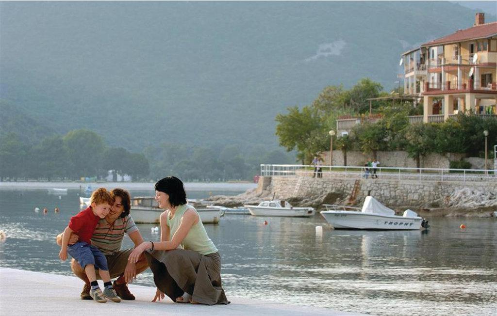 Zdjęcie z galerii obiektu Villa Kozljak, for 10 people, pool w mieście Kozljak