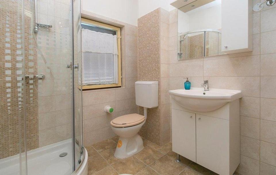 Zdjęcie z galerii obiektu Villa Kozljak, for 10 people, pool w mieście Kozljak