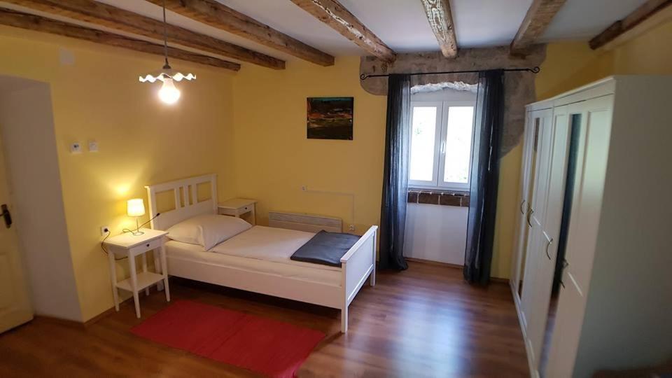 Zdjęcie z galerii obiektu Villa Kozljak, for 10 people, pool w mieście Kozljak