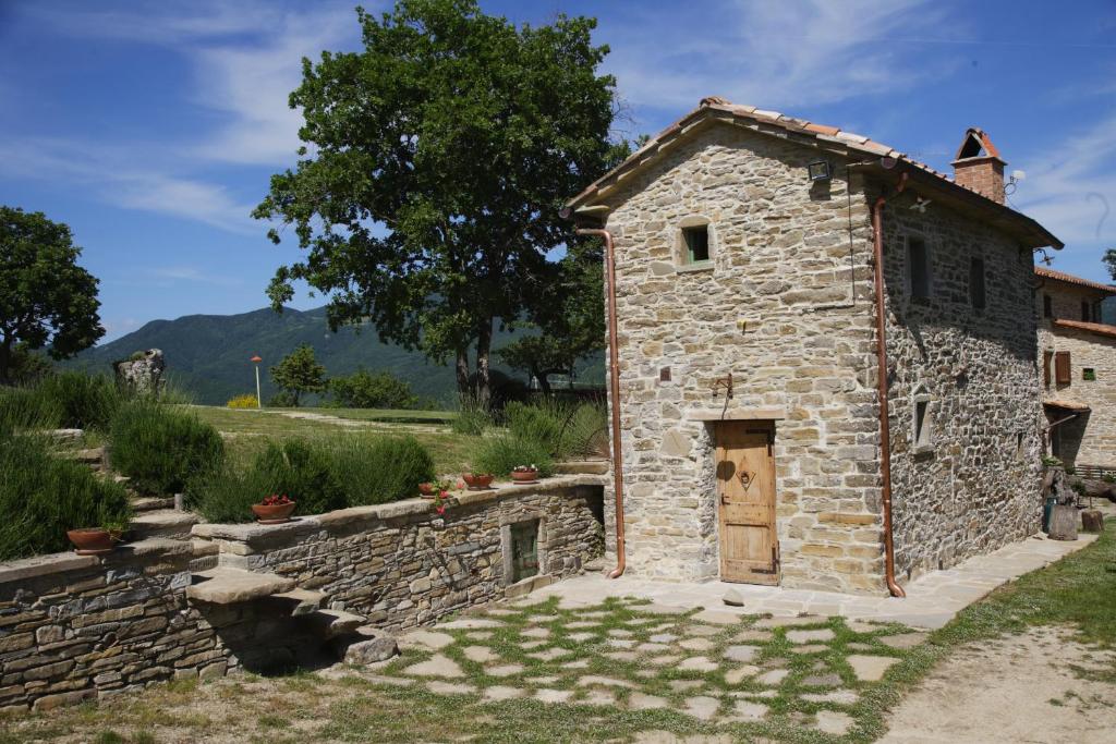 a small stone building with a door in a yard at I Poggi di Belvedere in Cerbaiolo