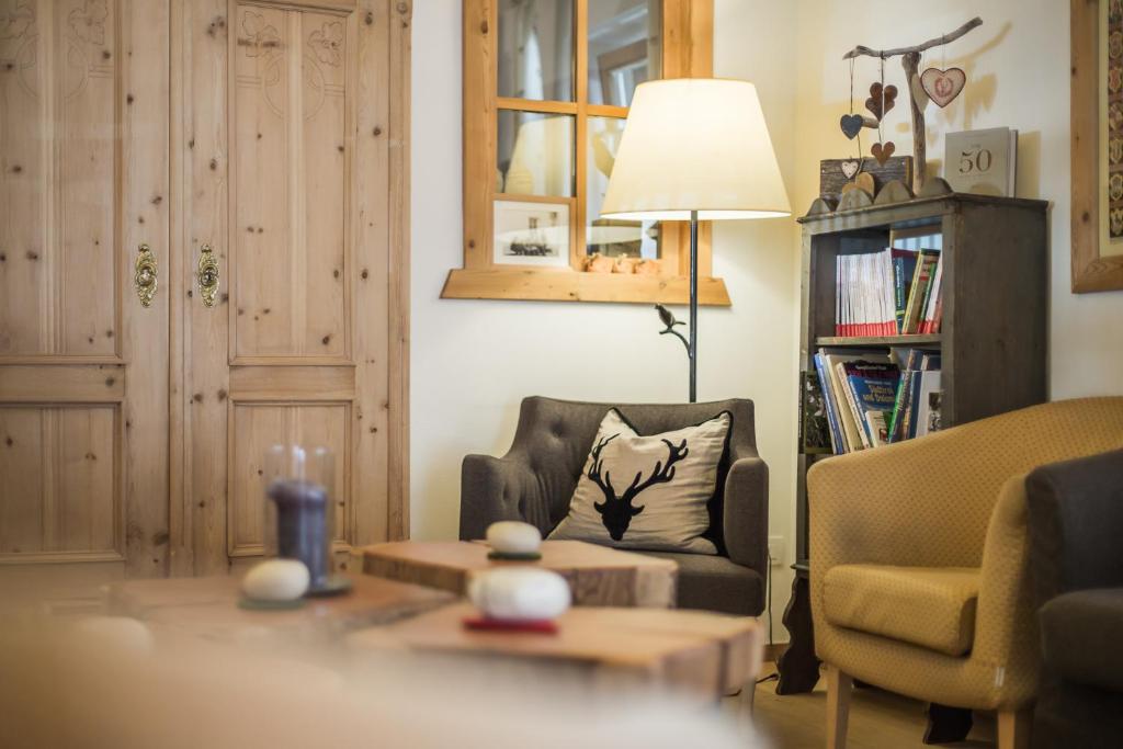 A seating area at Appartement & Hotel Innerhofer