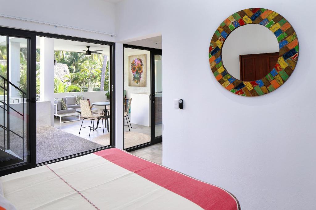 サユリタにあるVilla Robalo Penthouse - Villas del Palmarのベッドルーム1室(ベッド1台、壁掛け鏡付)