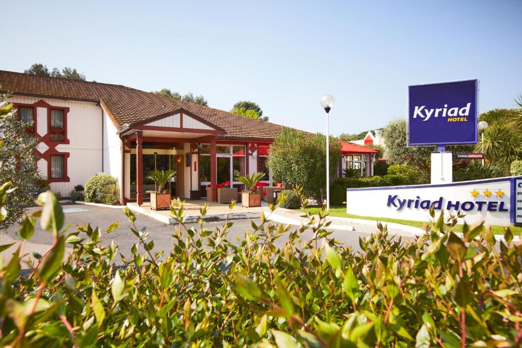 una señal de hotel kilt frente a un edificio en Kyriad Nîmes Ouest A9 en Nimes