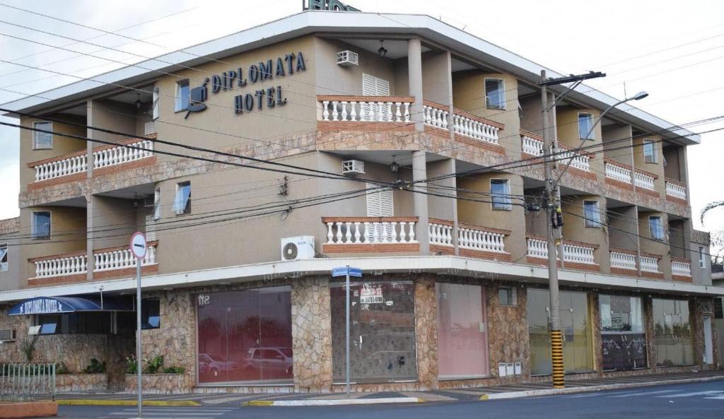 a building on the corner of a street at Diplomata Hotel in Sertãozinho
