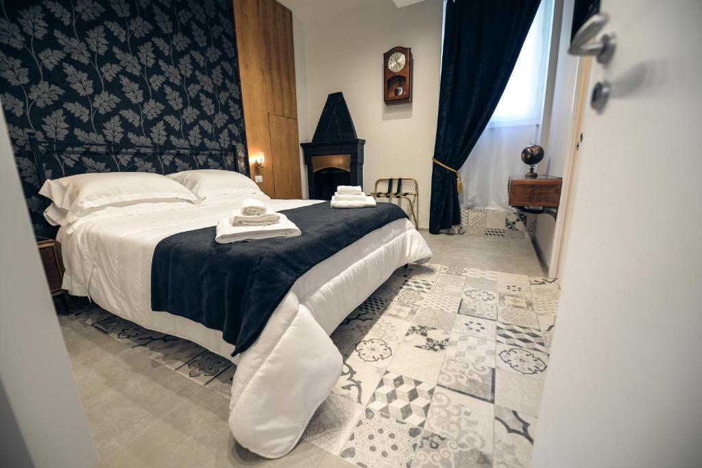 - une chambre avec un grand lit et une cheminée dans l'établissement Dimora Sant'Angelo, à Montescaglioso