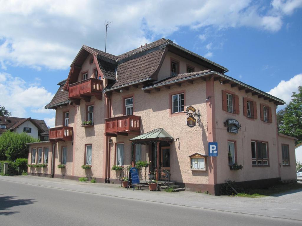 een groot gebouw aan de straatkant bij Bei Weirich in Schwangau