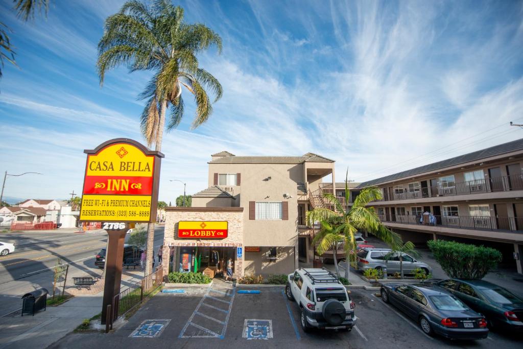 um sinal num parque de estacionamento em frente a um hotel em Casa Bella Inn- Huntington Park em Huntington Park