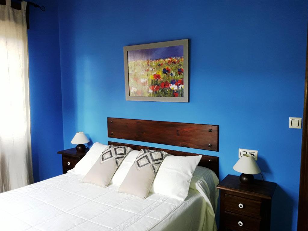 A bed or beds in a room at Casa Rural El Bellucu