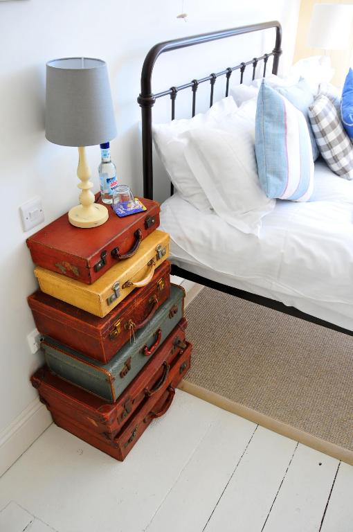 Postel nebo postele na pokoji v ubytování Lulworth Cove Inn