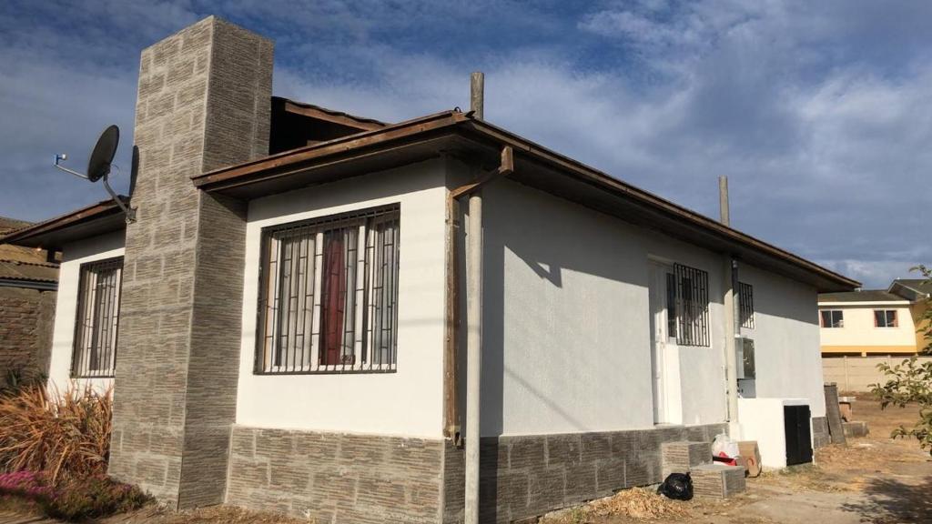 a small house with a brick chimney on top of it at Casa El Quisco in El Quisco