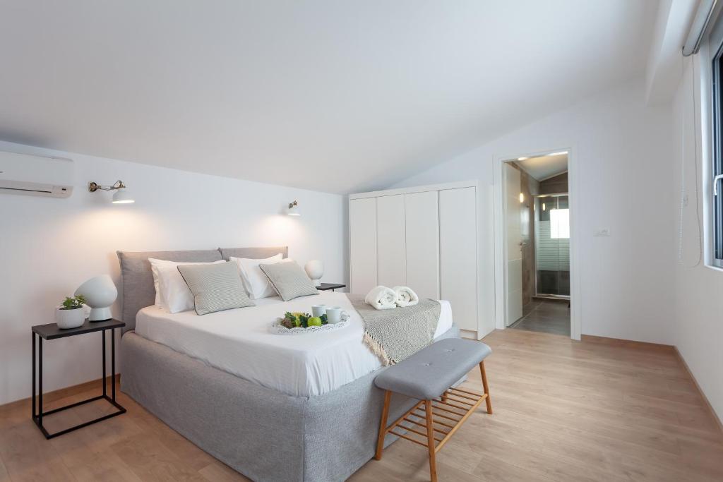 Łóżko lub łóżka w pokoju w obiekcie Luxury Sunrise White Villa