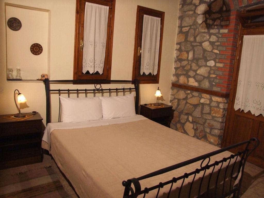 Un pat sau paturi într-o cameră la Varnous Hotel