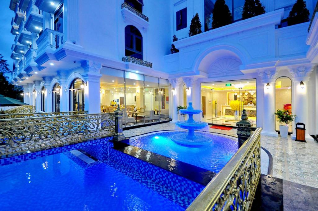 Bazén v ubytování Crown Nguyen Hoang Hotel nebo v jeho okolí