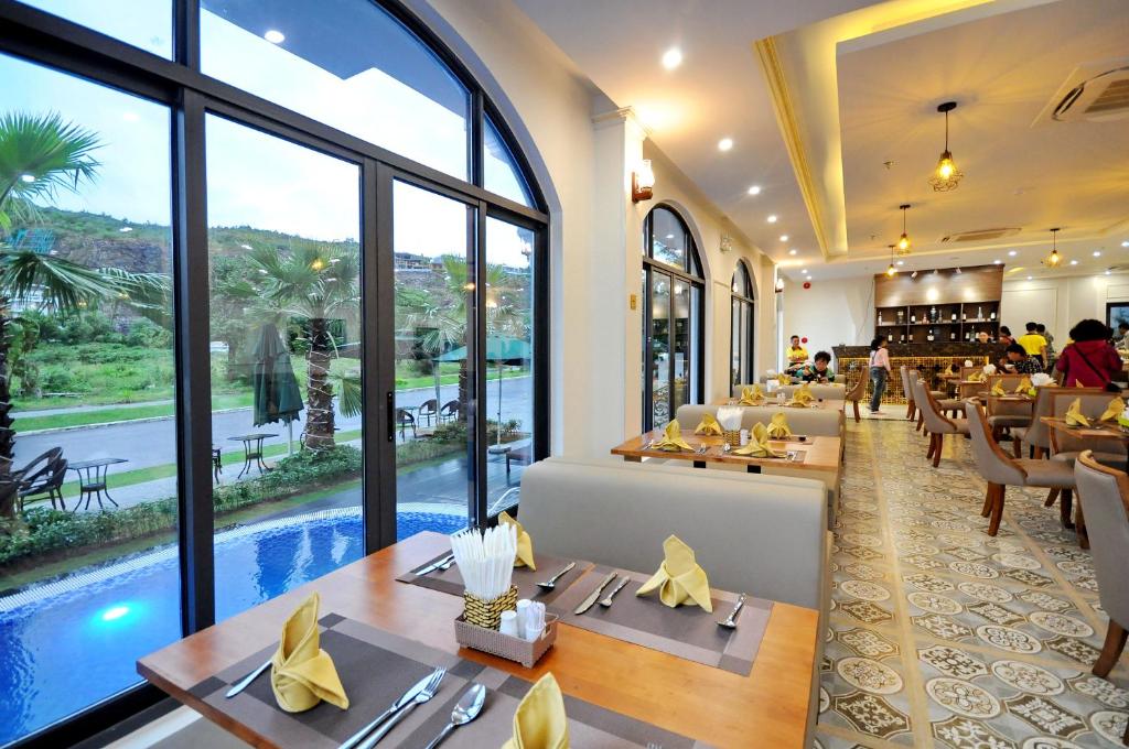 Bazén v ubytování Crown Nguyen Hoang Hotel nebo v jeho okolí