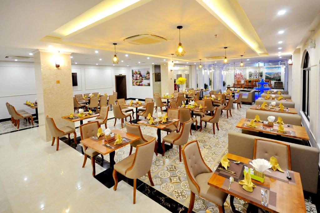 Restaurace v ubytování Crown Nguyen Hoang Hotel
