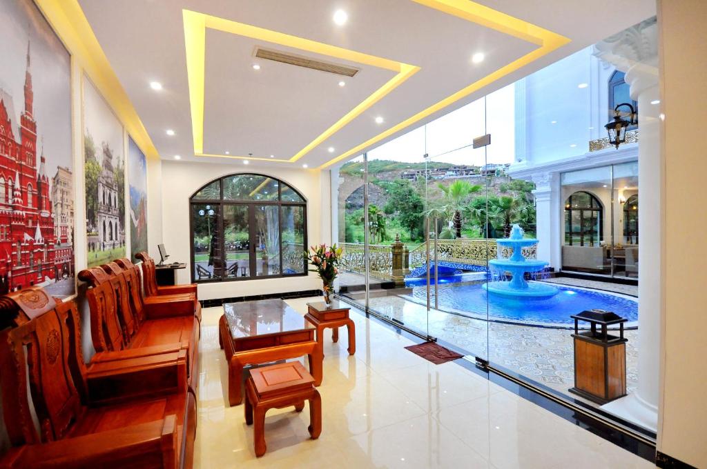 Bazén v ubytování Crown Nguyen Hoang Hotel nebo v jeho okolí