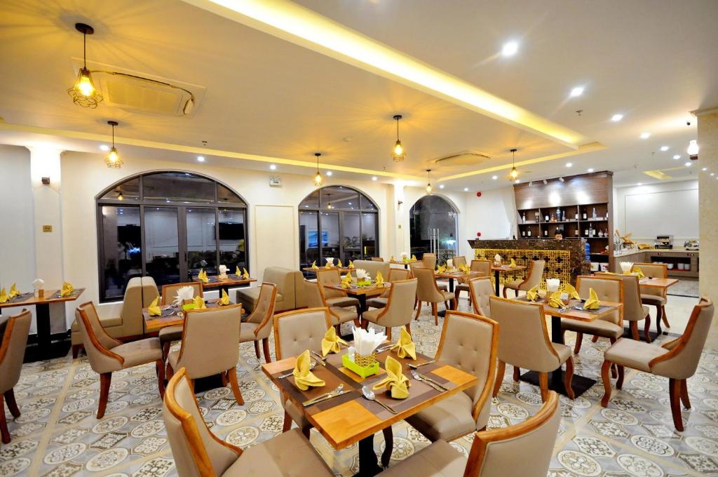 Restaurace v ubytování Crown Nguyen Hoang Hotel
