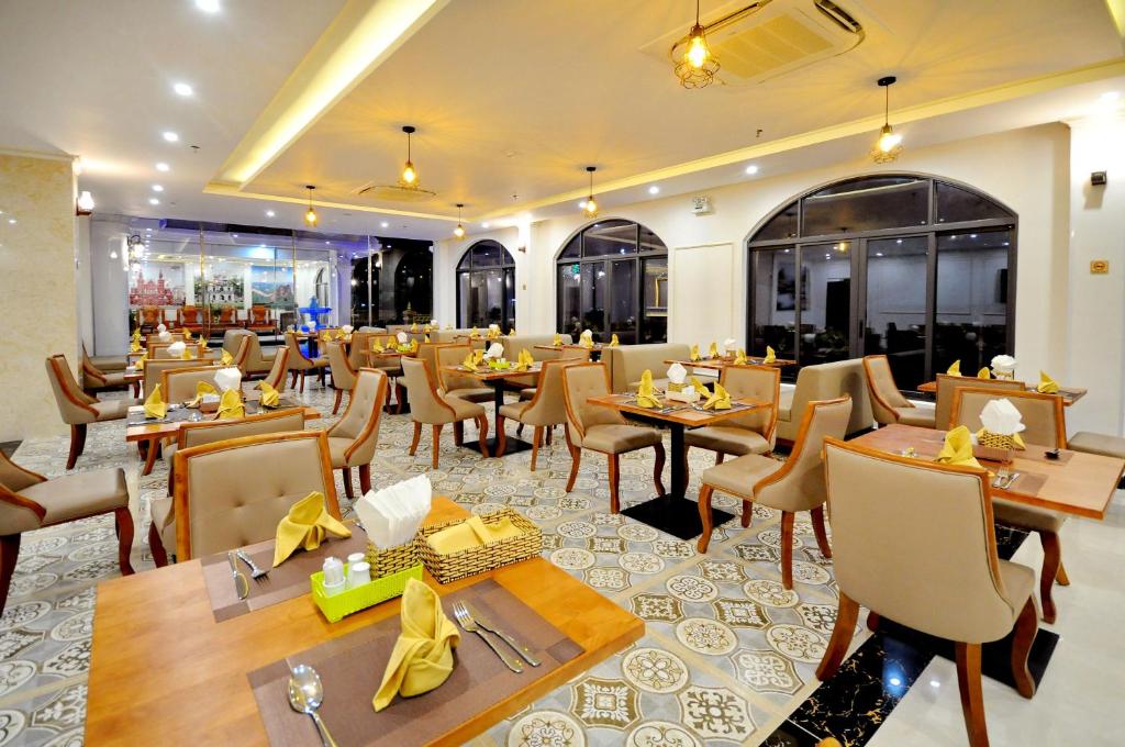 Restaurace v ubytování Crown Nguyen Hoang Hotel