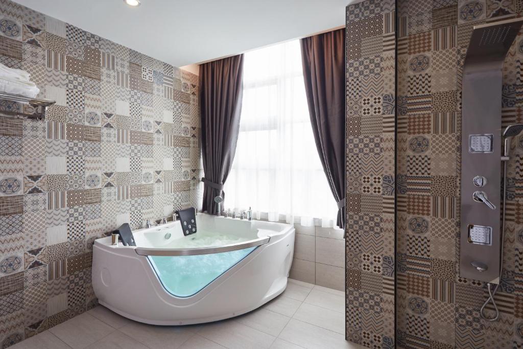 DREAM LUXURY HOTEL - Suite Met Kingsize Bed En Spabad