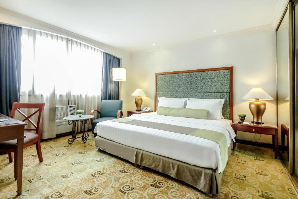 Postel nebo postele na pokoji v ubytování Makati Palace Hotel
