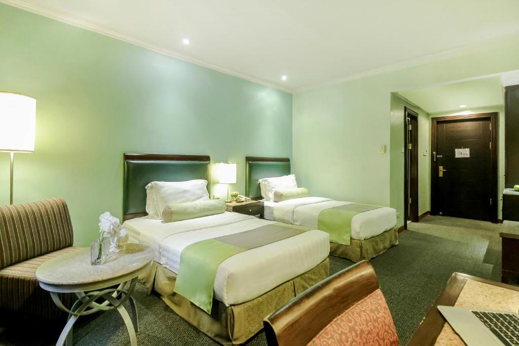 Postel nebo postele na pokoji v ubytování Makati Palace Hotel