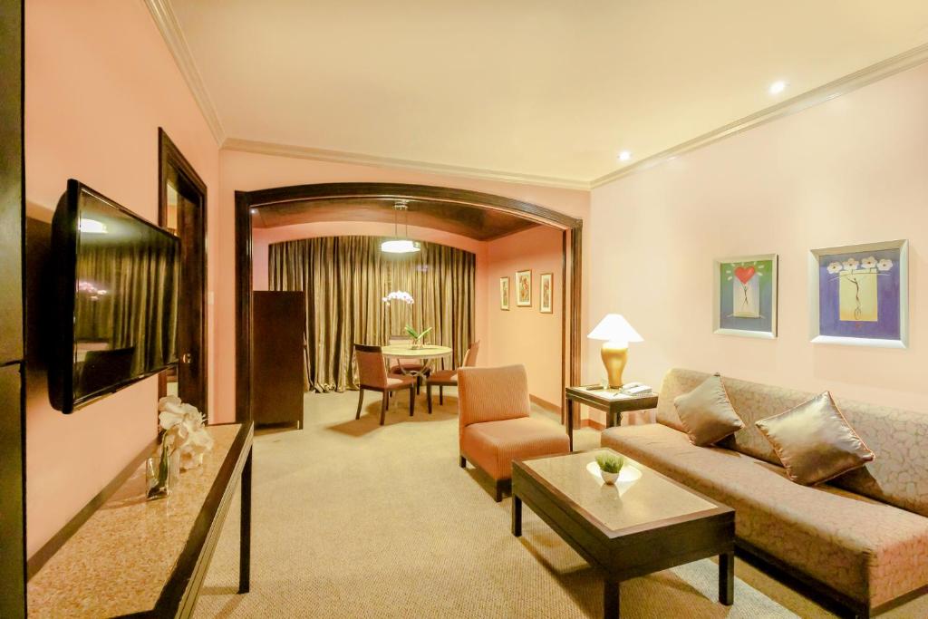 TV a/nebo společenská místnost v ubytování Makati Palace Hotel