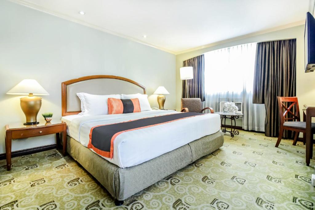 Postel nebo postele na pokoji v ubytování Makati Palace Hotel