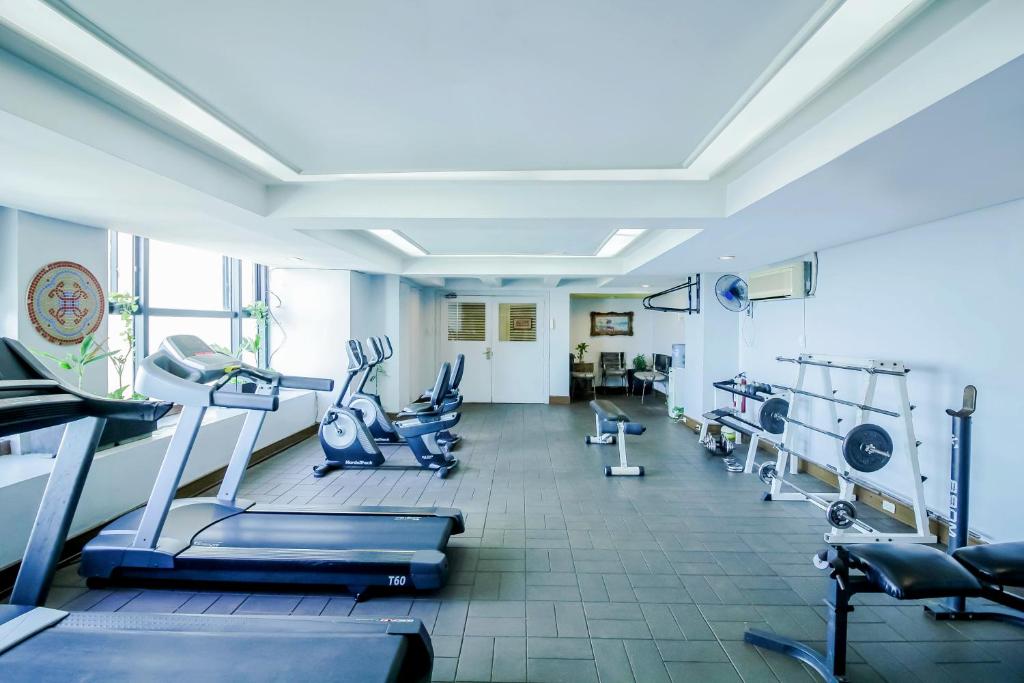 Fitness centrum a/nebo fitness zařízení v ubytování Makati Palace Hotel