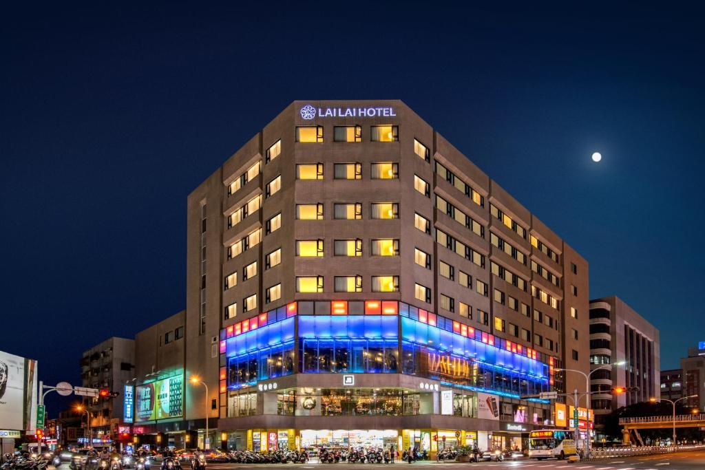 un edificio con luces azules en la parte delantera en Lailai Hotel, en Taichung