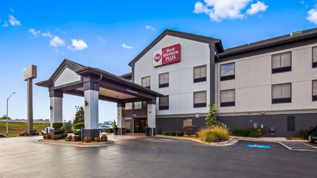 una representación de un hotel con aparcamiento en Best Western Plus Midwest City Inn & Suites, en Midwest City