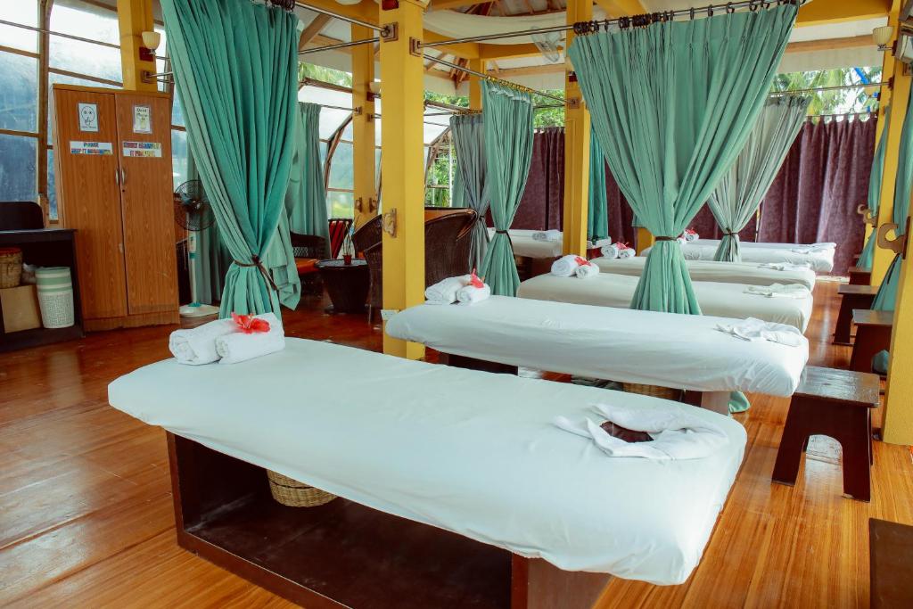 Voodi või voodid majutusasutuse Paradise Garden Hotel and Convention Center Boracay Powered by ASTON toas