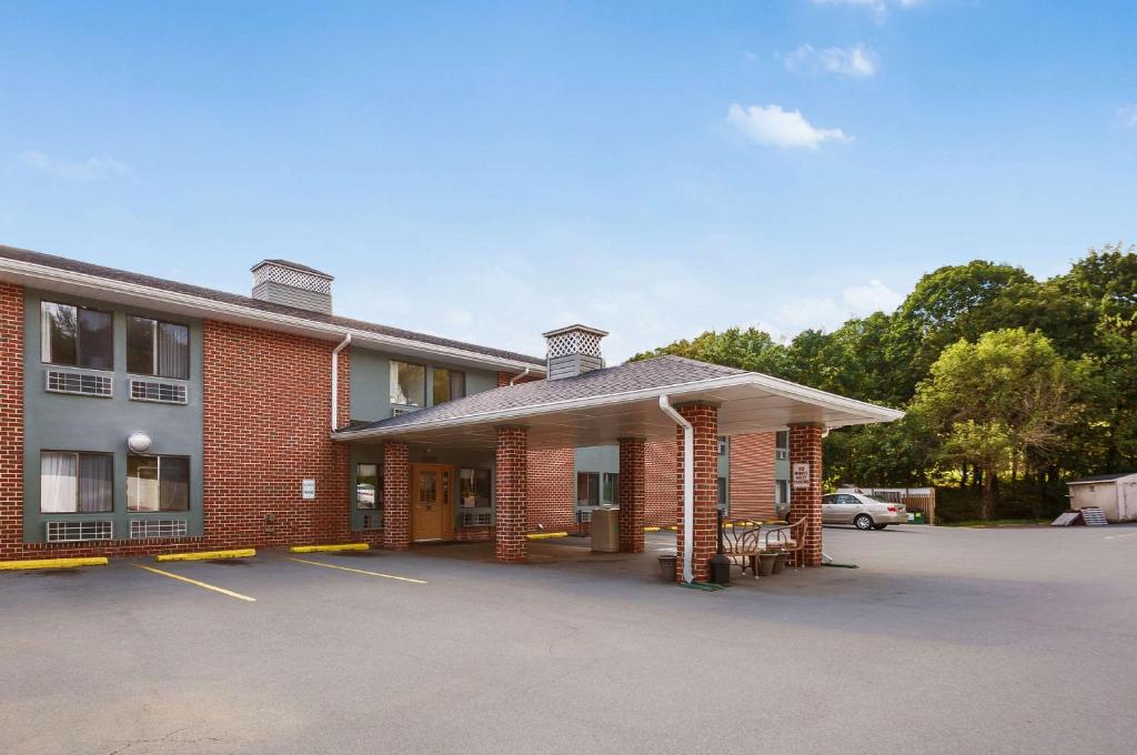 un edificio con un estacionamiento delante de él en Quality Inn Harpers Ferry en Harpers Ferry