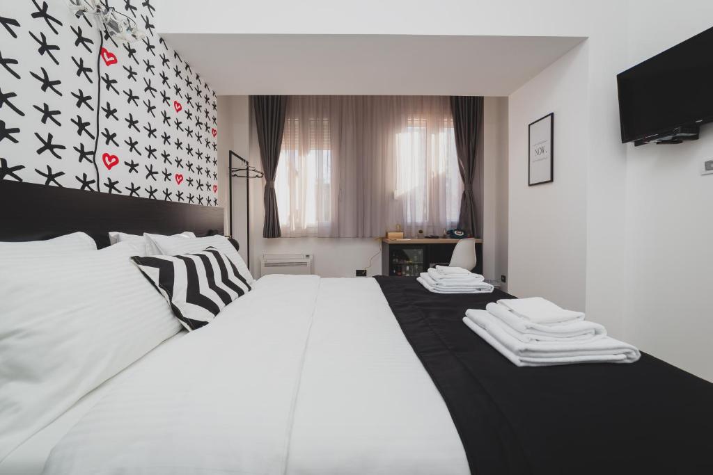 Postel nebo postele na pokoji v ubytování Hotel Marienplatz Podgorica