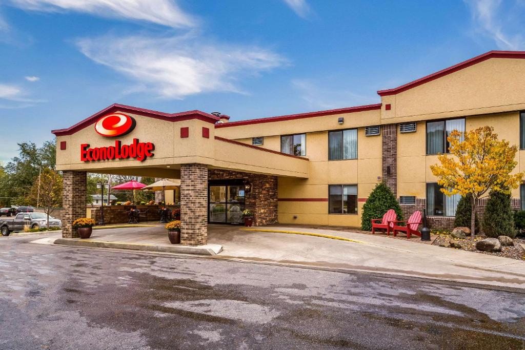 een Hambury hotel met een bord aan de voorkant bij Econo Lodge Mayo Clinic Area in Rochester