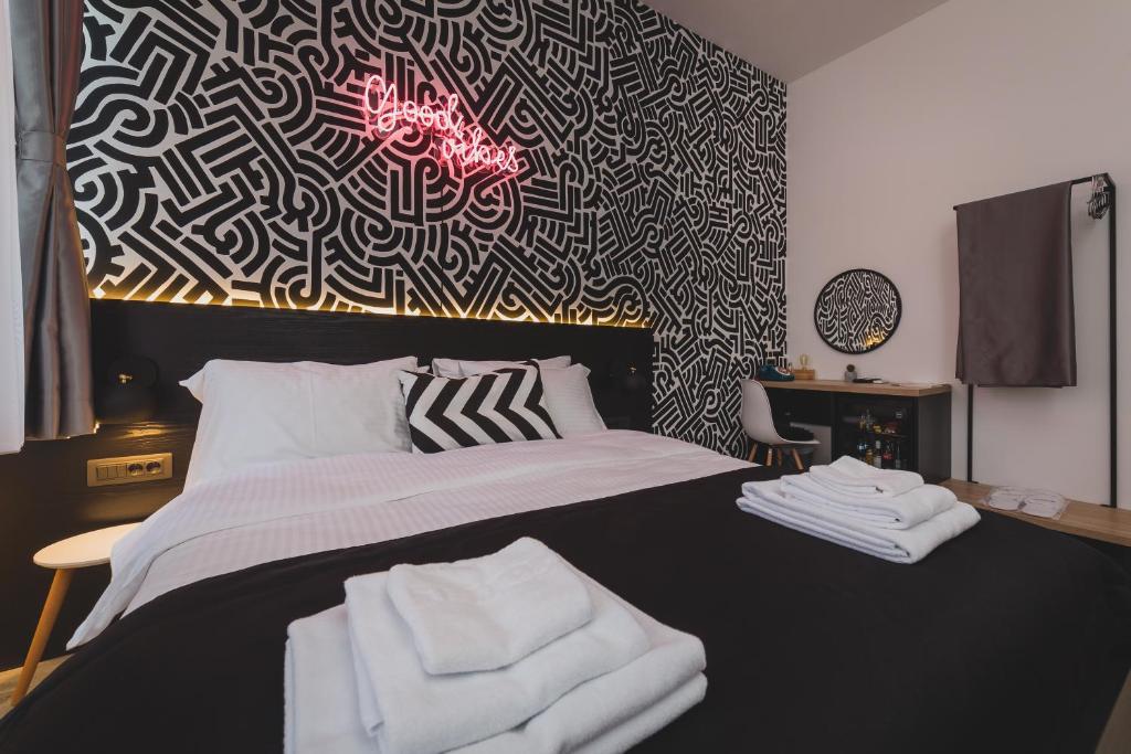 Postel nebo postele na pokoji v ubytování Hotel Marienplatz Podgorica
