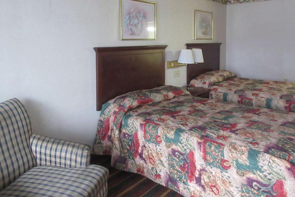 Ένα ή περισσότερα κρεβάτια σε δωμάτιο στο Rodeway Inn