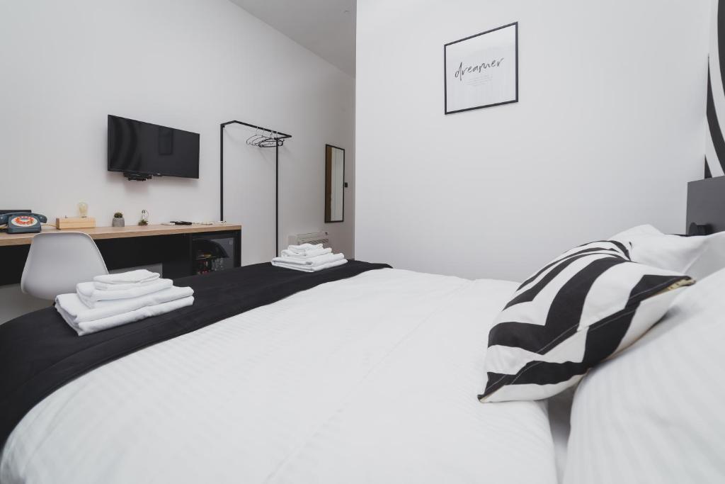 Postel nebo postele na pokoji v ubytování Hotel Marienplatz Podgorica