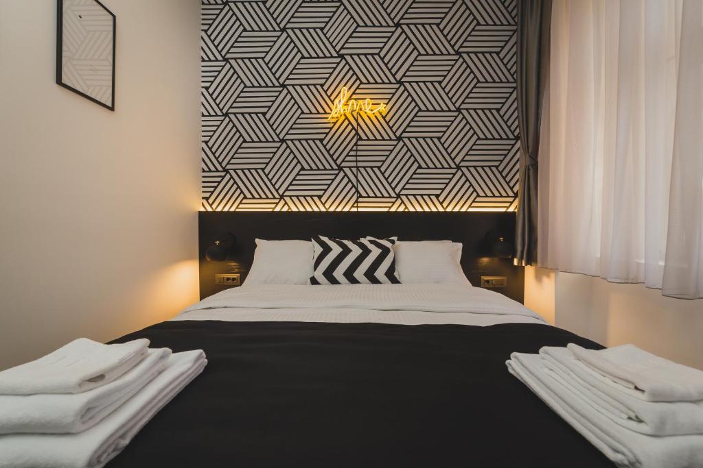 Postel nebo postele na pokoji v ubytování Hotel Marienplatz Podgorica