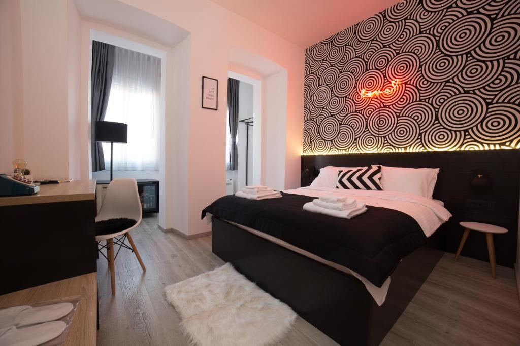 Postel nebo postele na pokoji v ubytování Hotel Marienplatz Podgorica