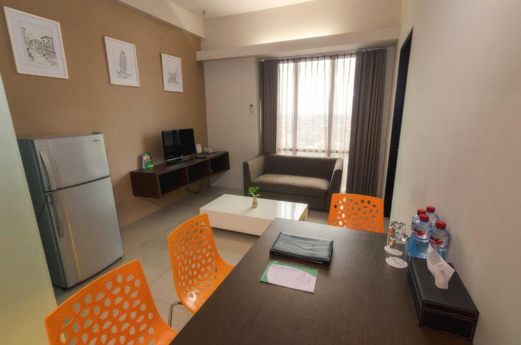 TV a/nebo společenská místnost v ubytování The Square Surabaya Hotel