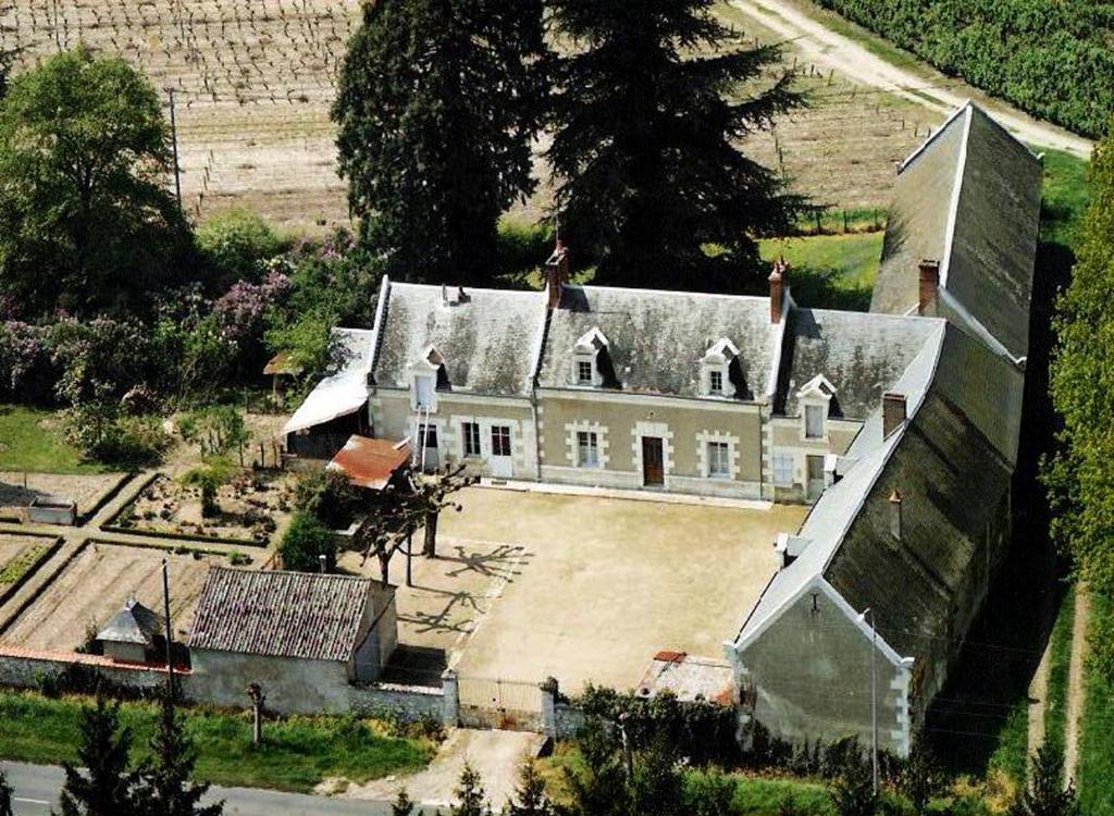 una vista aérea de una casa grande en un campo en Chambres et tables d'hôtes Le Voriou, en Couddes