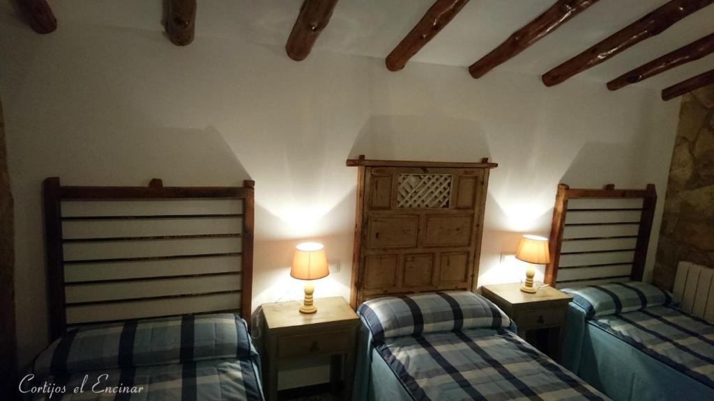 Łóżko lub łóżka w pokoju w obiekcie Casas Rurales Cortijos el Encinar
