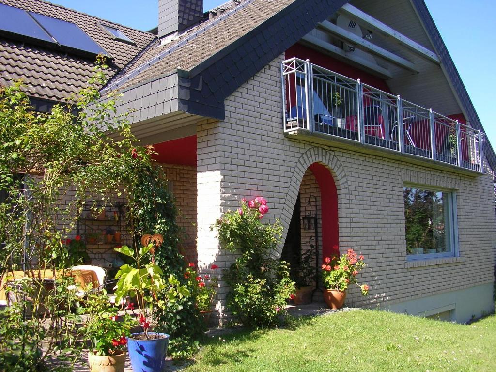 uma casa com uma varanda com cadeiras cor-de-rosa em Wohnen mit Herz em Pettstadt