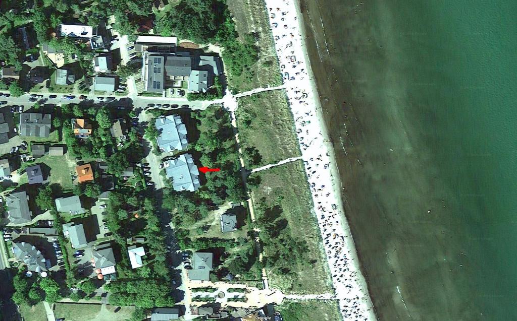 - une vue aérienne sur un parking à côté d'une plage dans l'établissement Arkonablick 53, à Juliusruh