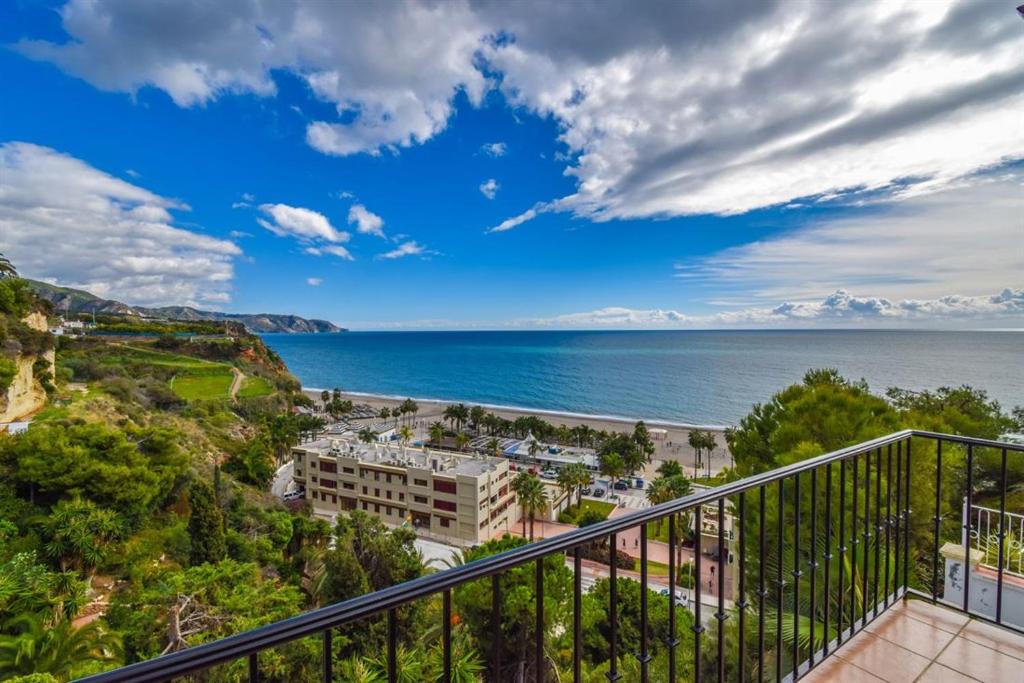 balkon apartamentu typu condo z widokiem na ocean w obiekcie El Capistrano Playa 301 w mieście Nerja