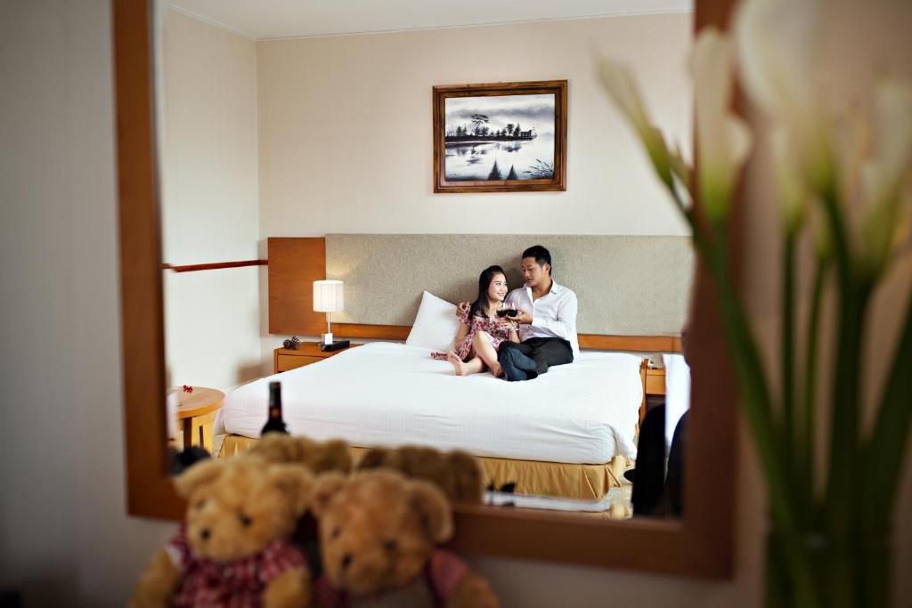Postel nebo postele na pokoji v ubytování Muong Thanh Holiday Da Lat Hotel