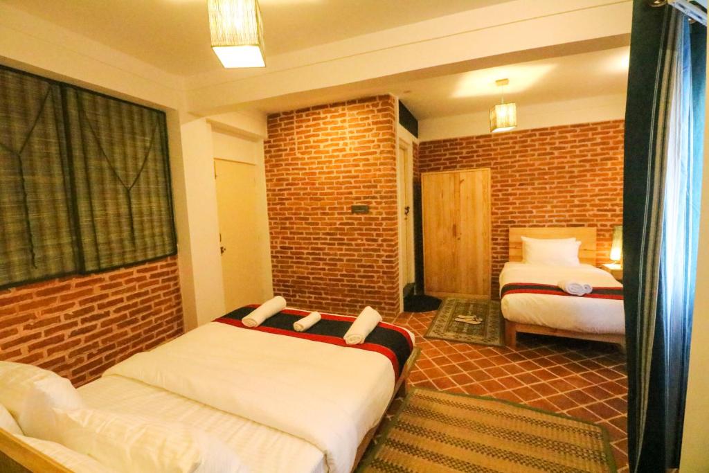 Postel nebo postele na pokoji v ubytování Chibha Classic Inn