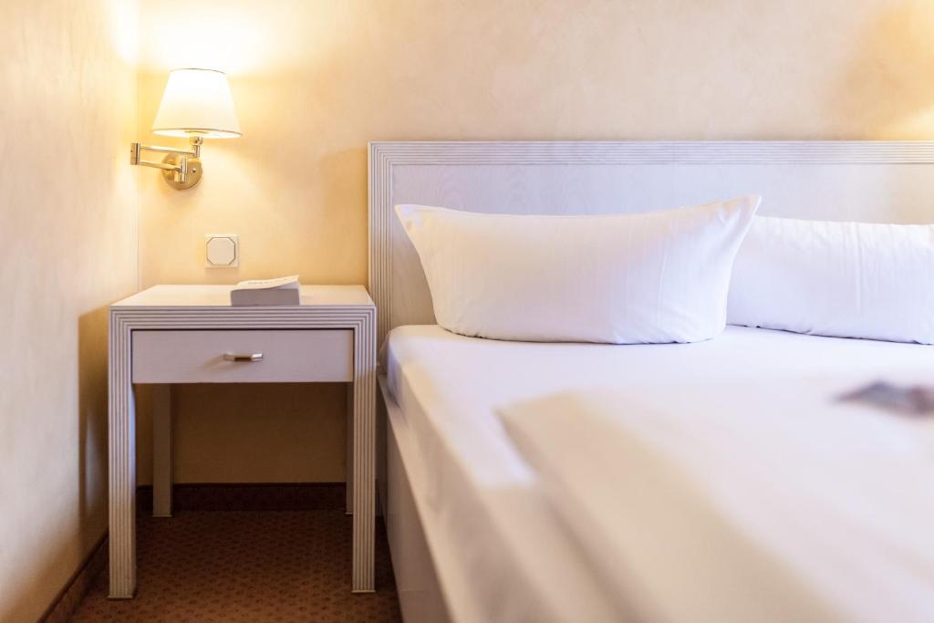 Postel nebo postele na pokoji v ubytování martas Hotel Albrechtshof Berlin